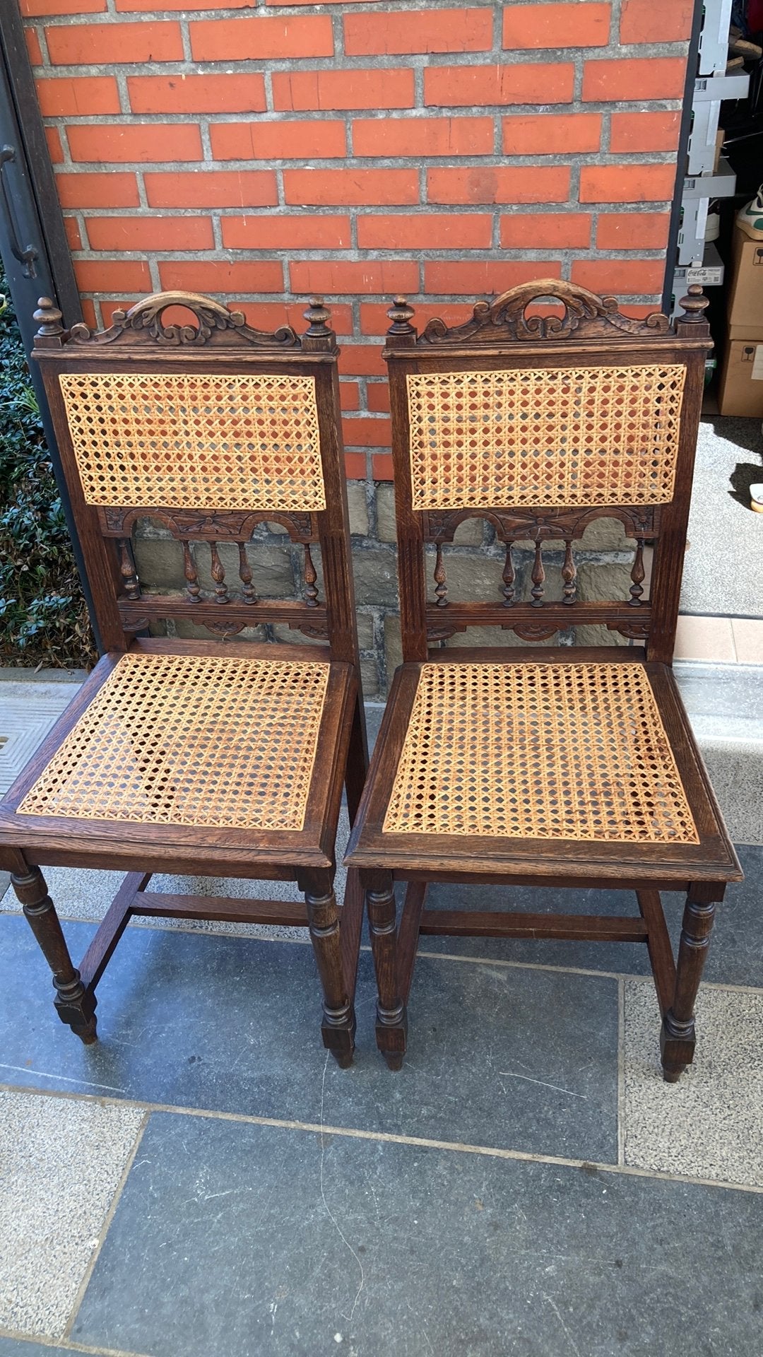 Twee antieke stoelen, Ophalen