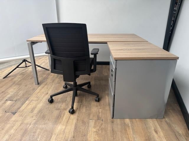 Q-line hoekbureau + standcontainer aluminium, Enlèvement
