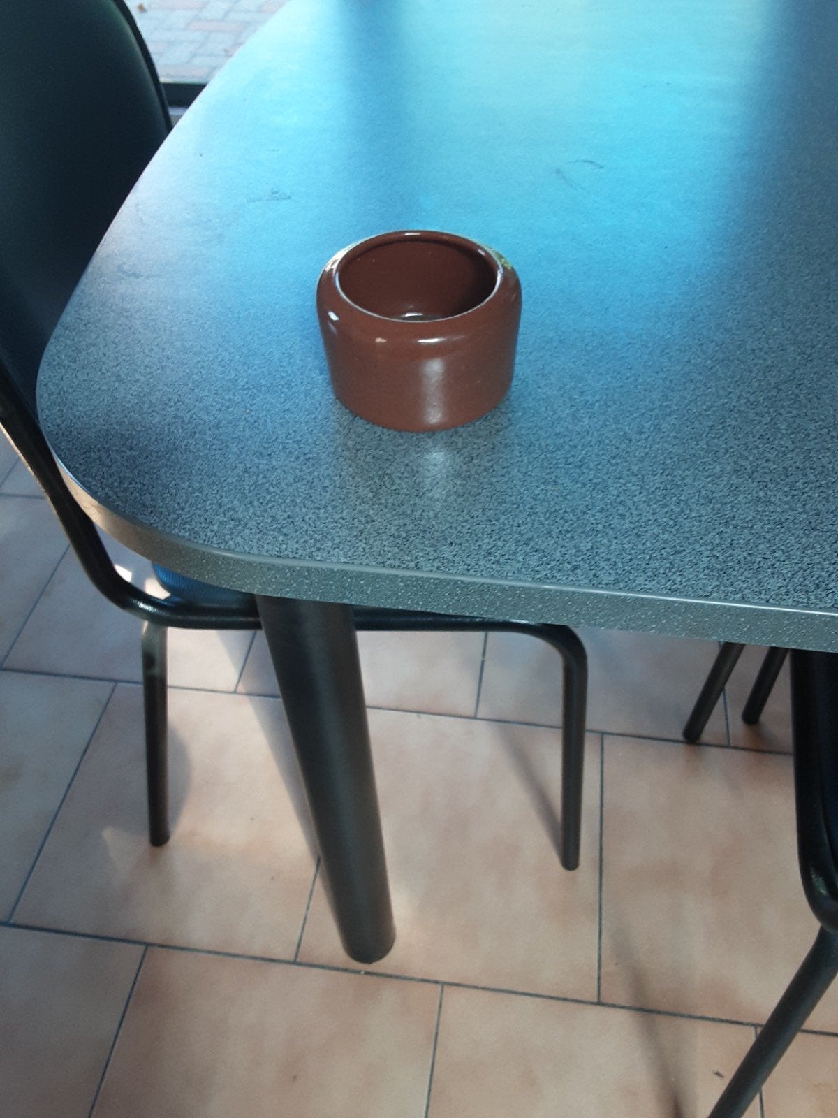 eet of drinkpotjes in steen  en fonteinen wit  eetbakjes ezv