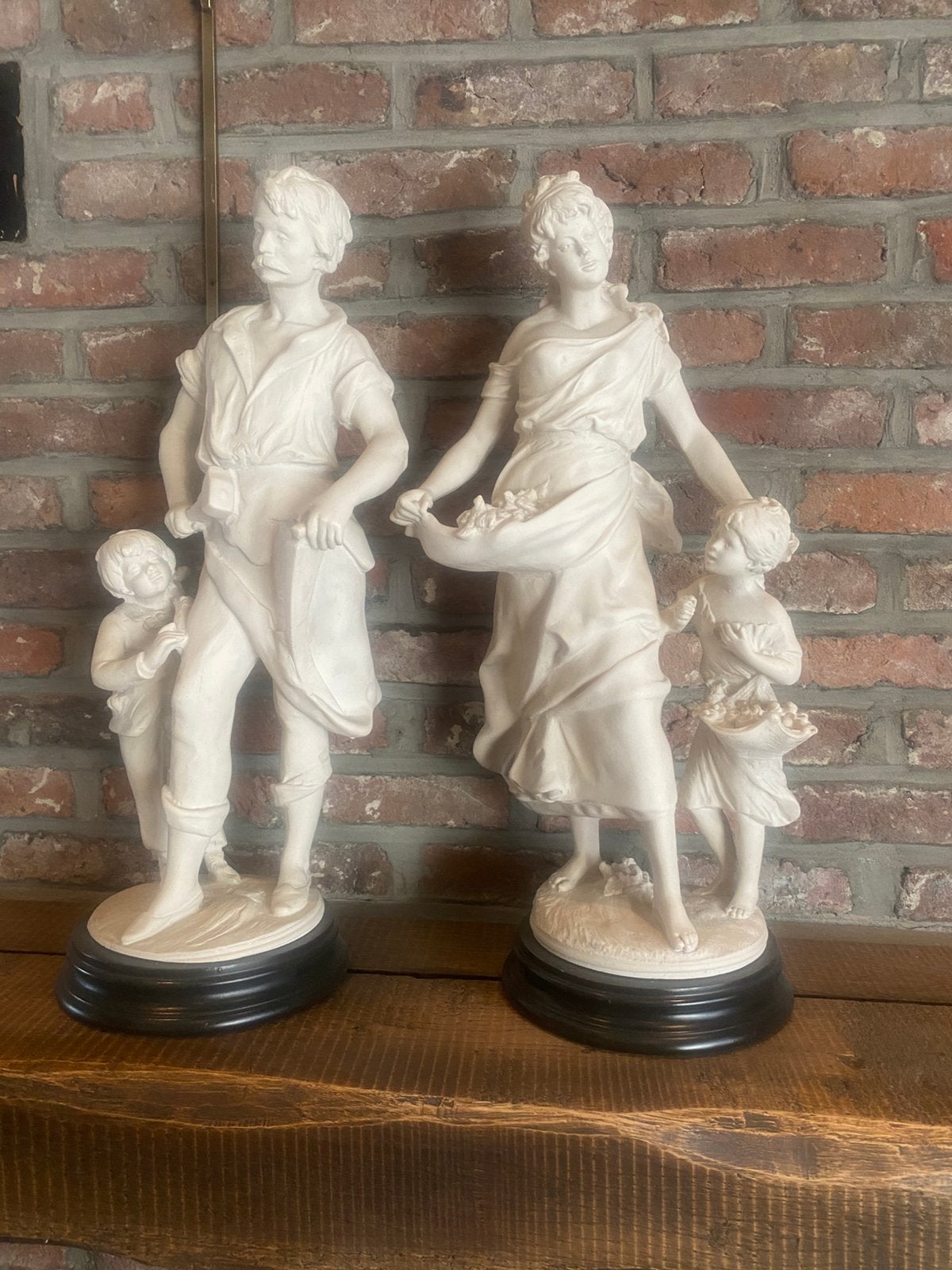 Twee mooie beelden op houten voet hoogte 35cm, Antiek en Kunst, Ophalen, 20 - 50 cm, Overige materialen, Beeld