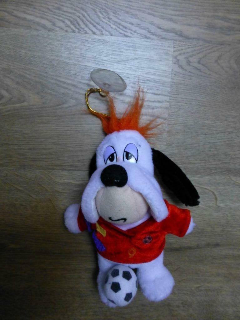Knuffel hond met voetbal, Ophalen of Verzenden, Gebruikt, Hond, Wasbaar