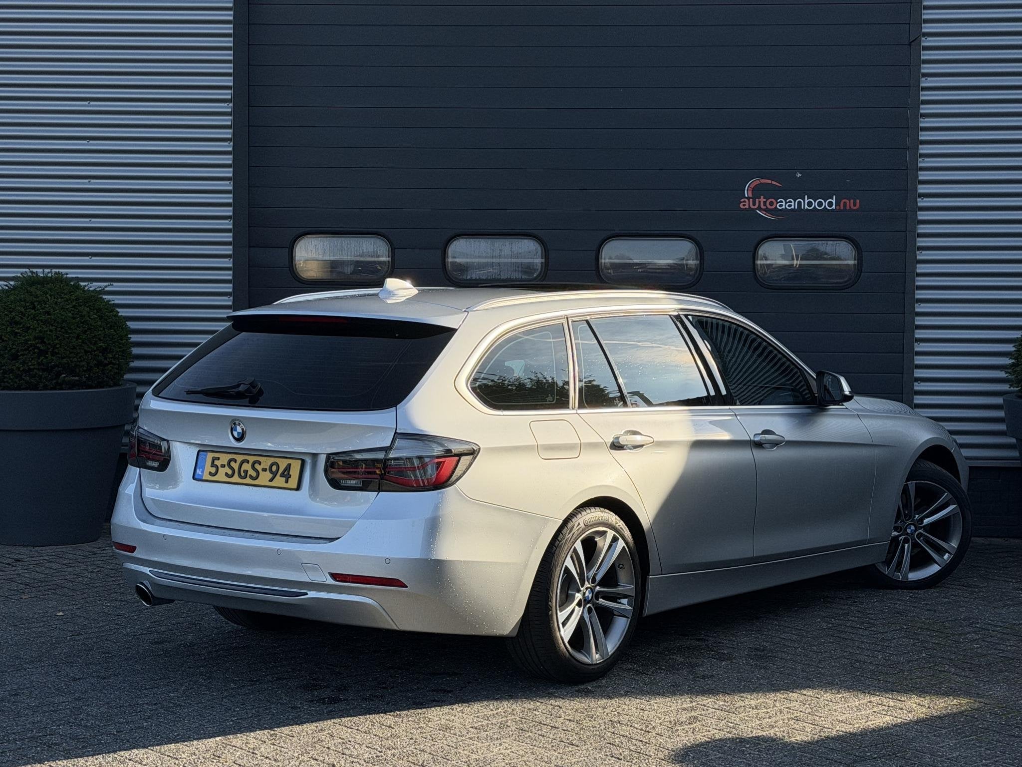 BMW 3-serie Touring 320i High Executive | Panoramadak | Navi, Auto's, Achterwielaandrijving, Gebruikt, 4 cilinders, 1445 kg