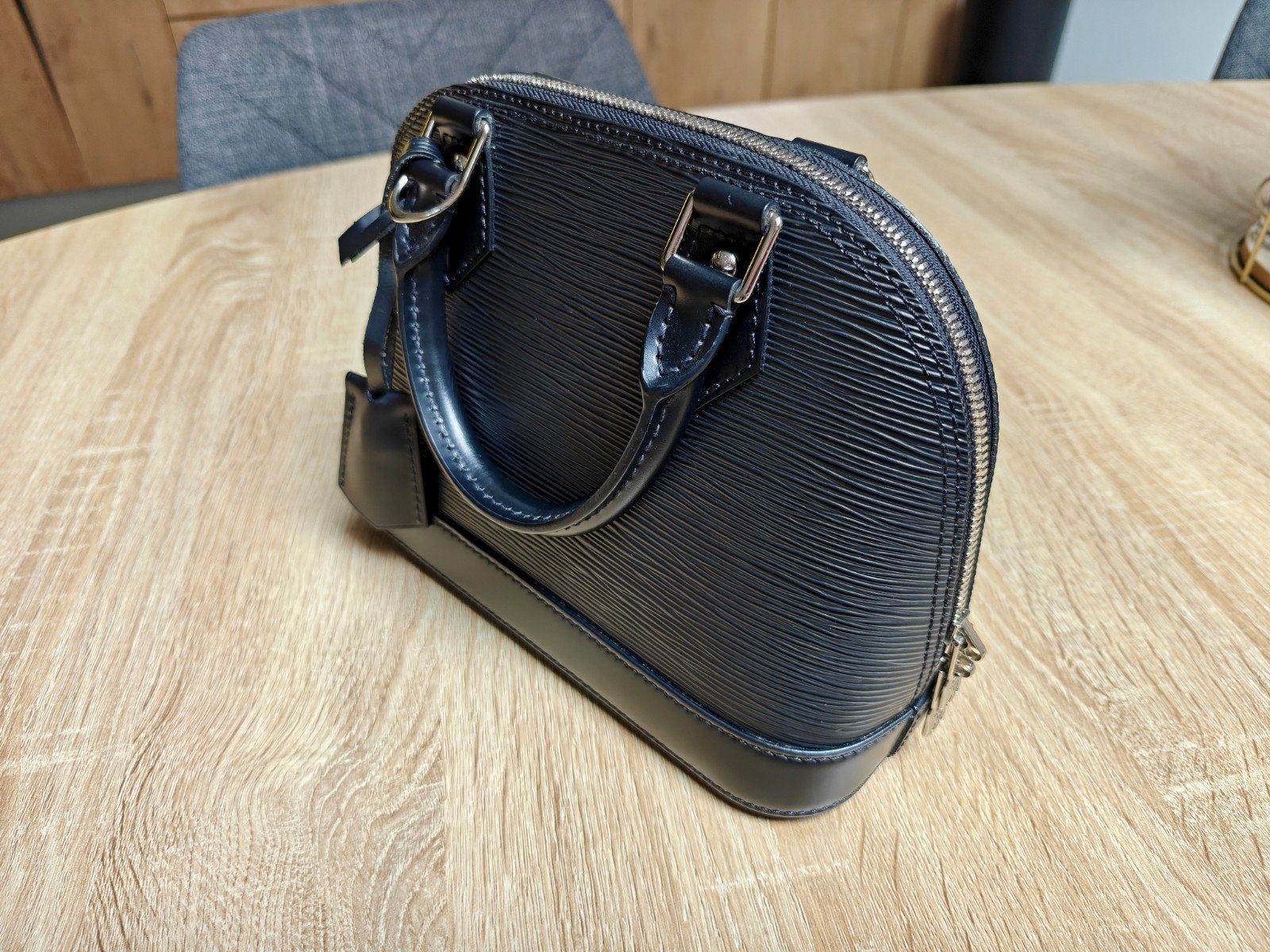​Sac Louis Vuitton Alma BB – Cuir Épi Noir, Handtassen en Accessoires, Ophalen, Zo goed als nieuw, Zwart, Schoudertasje