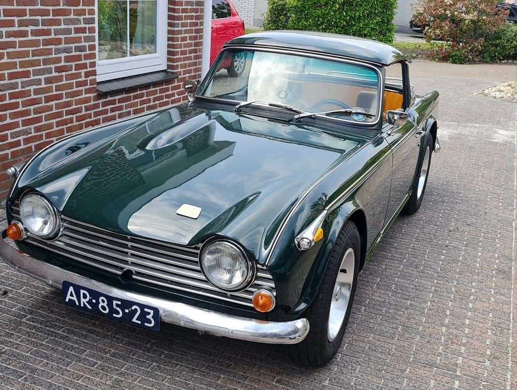 Triumph TR250 met surrey top en overdrive, Achterwielaandrijving, Cabriolet, Handgeschakeld, Particulier