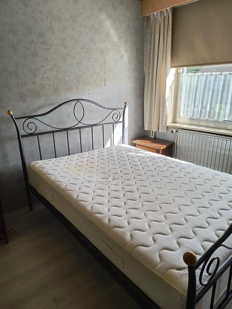 Tweepersoonsbed 140x200 cm met metalen bedframe en matras, Huis en Inrichting, Slaapkamer | Bedden, Ophalen, Gebruikt, Zwart, Tweepersoons