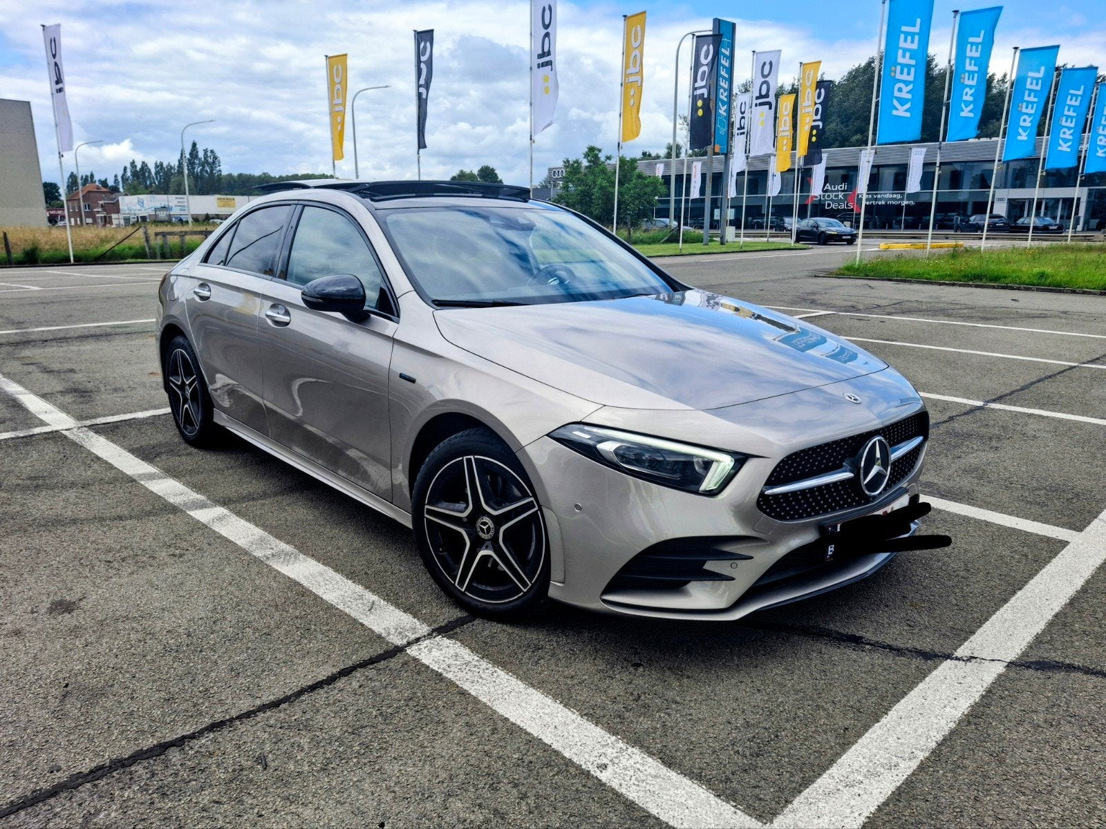 Mercedes-Benz A 250e AMG-Line Limousine – 218 pk – Automaat, Auto's, Automaat, 4 deurs, Zwart, Alcantara