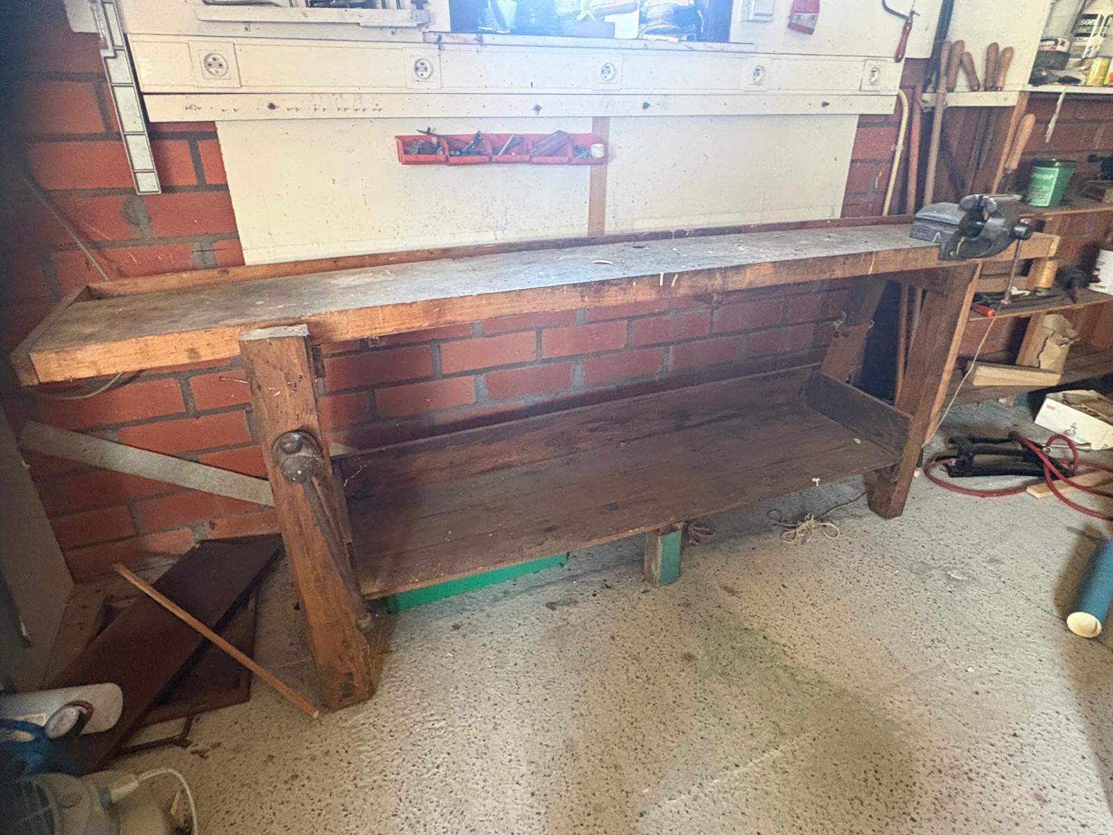 Ancien établi en bois avec étau, Enlèvement, Comme neuf, Étau