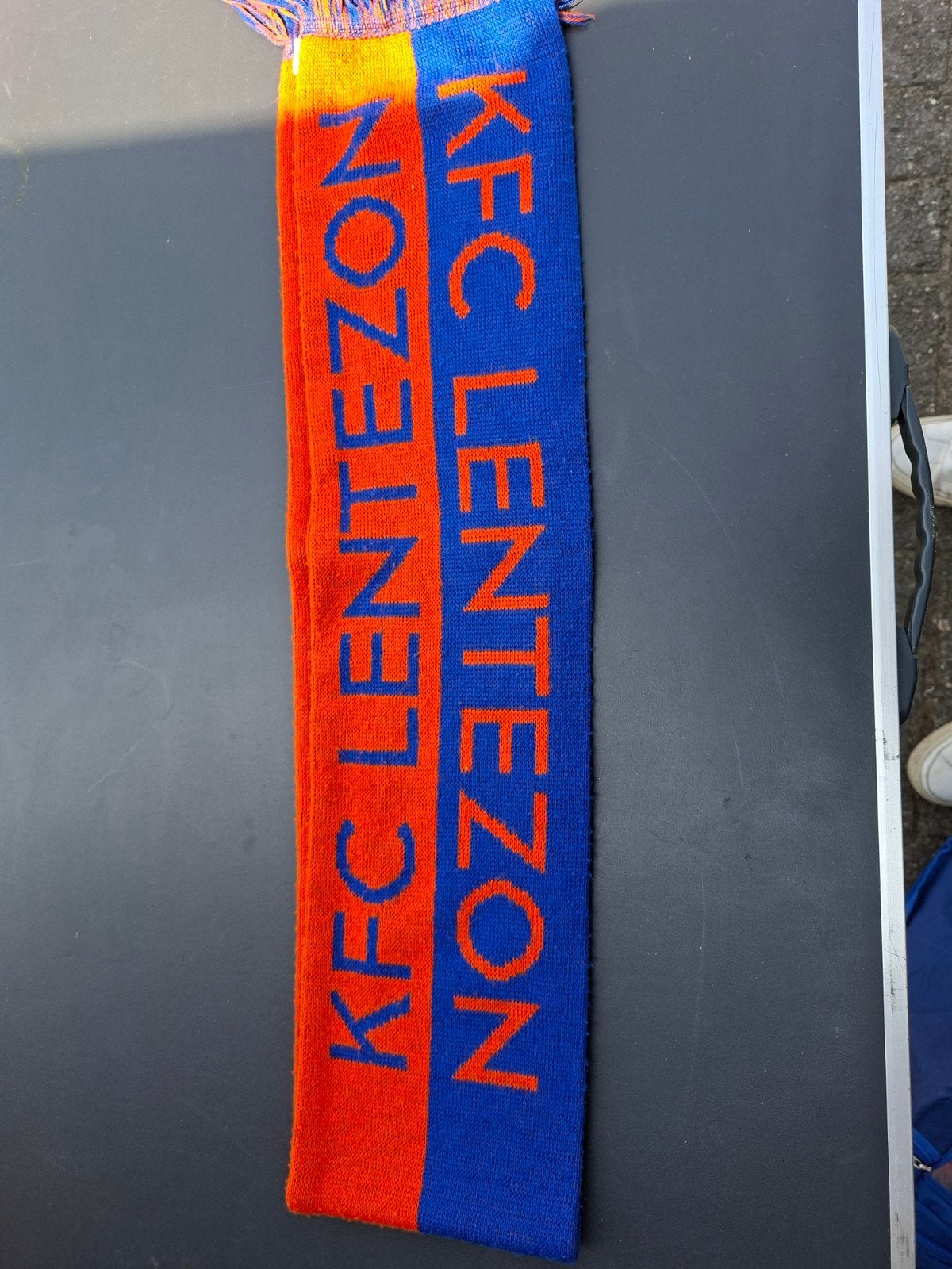 Voetbal kleding en sjaals lentezon beerse maat 10/11, Enlèvement