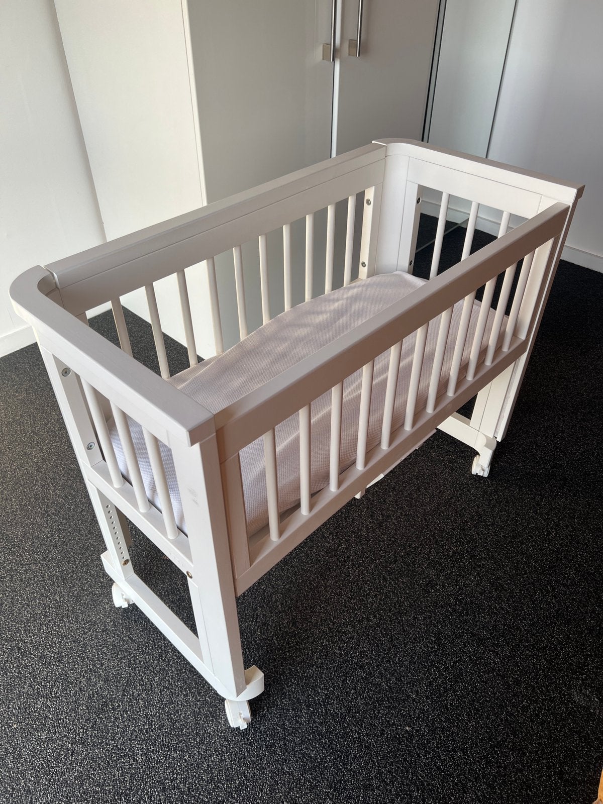 Co-sleeper Troll, Kinderen en Baby's, Babywiegjes en Ledikanten, Ophalen, Zo goed als nieuw