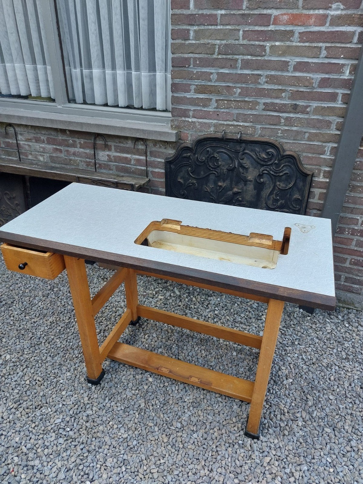 Bureau / Tafel naaimachine., Ophalen