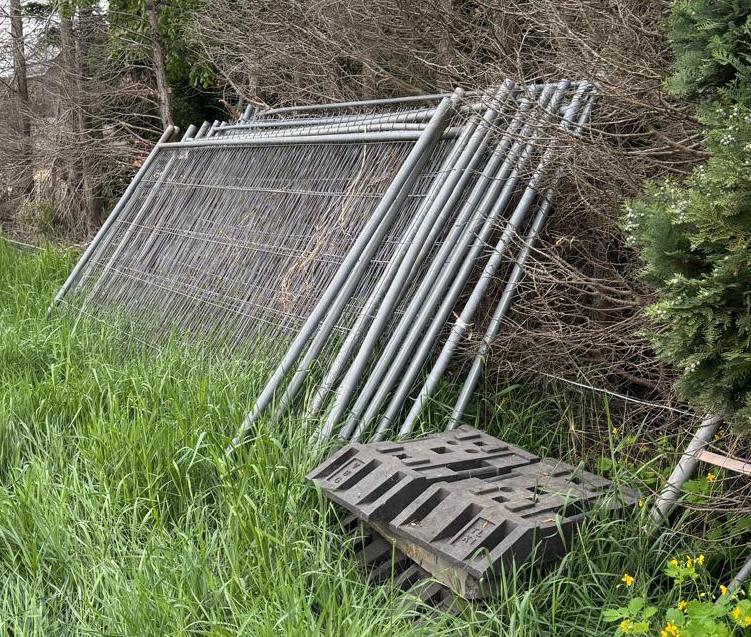 Partij gebruikte bouwhekken (14 stuks) + voeten, Bricolage & Construction, Métaux, Enlèvement, Utilisé