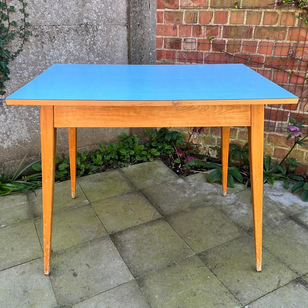 Table vintage en bois massif 1950’s avec plateau en formica, Enlèvement