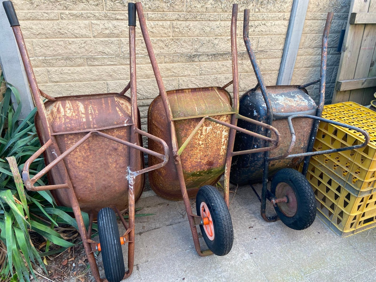 3 sterke bouwkruiwagens, Enlèvement