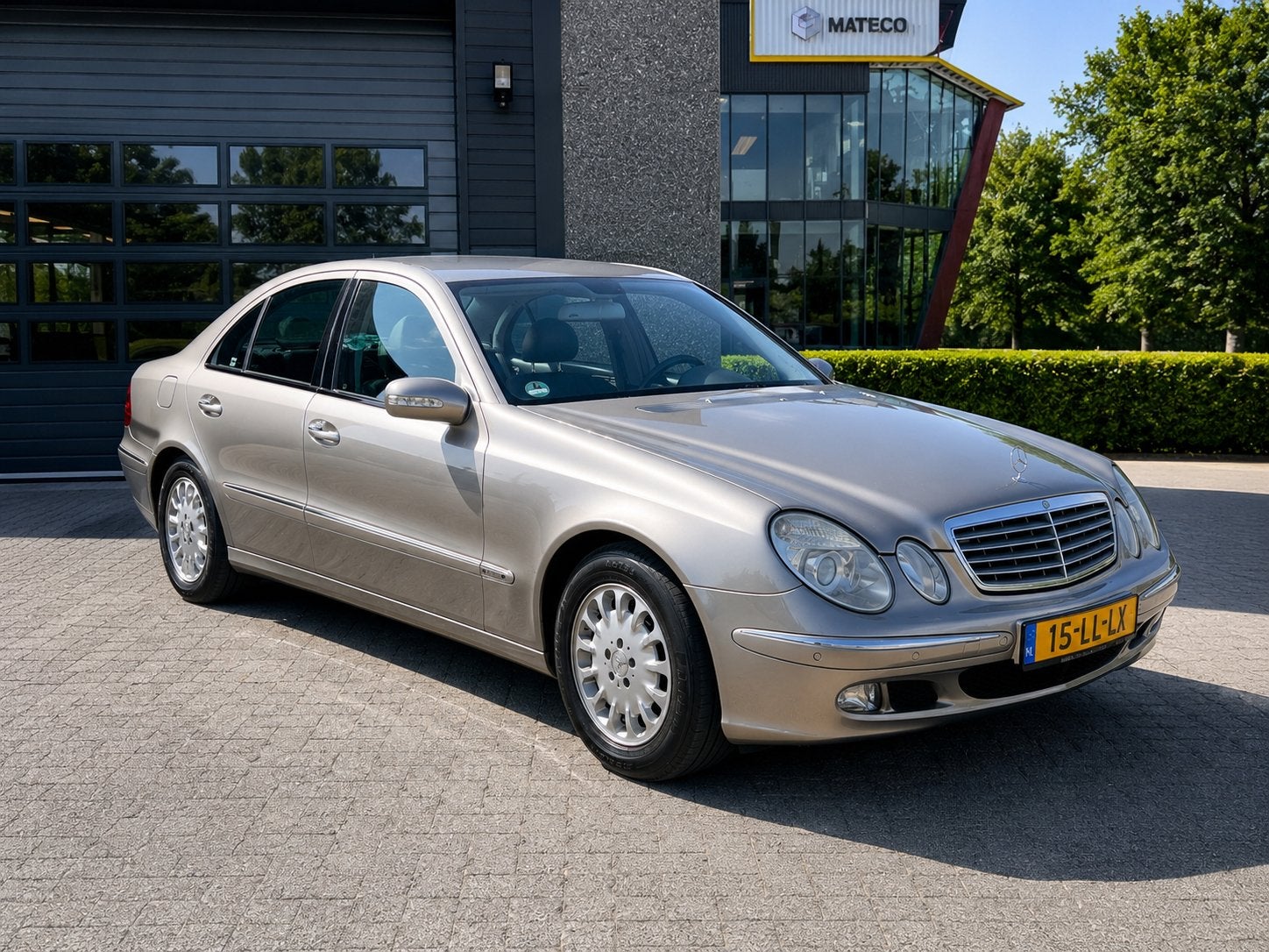 MERCEDES E240 2.6 ELÈGANCE AUTOMAAT LPI LPG NETTE AUTO!!, Auto's, Mercedes-Benz, Automaat, Parkeersensor, Zwart, 2597 cc