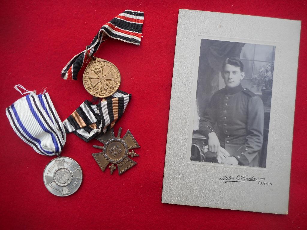 grouping Soldat Allemand Eupen photo portrait médailles ww1, Collections, Envoi