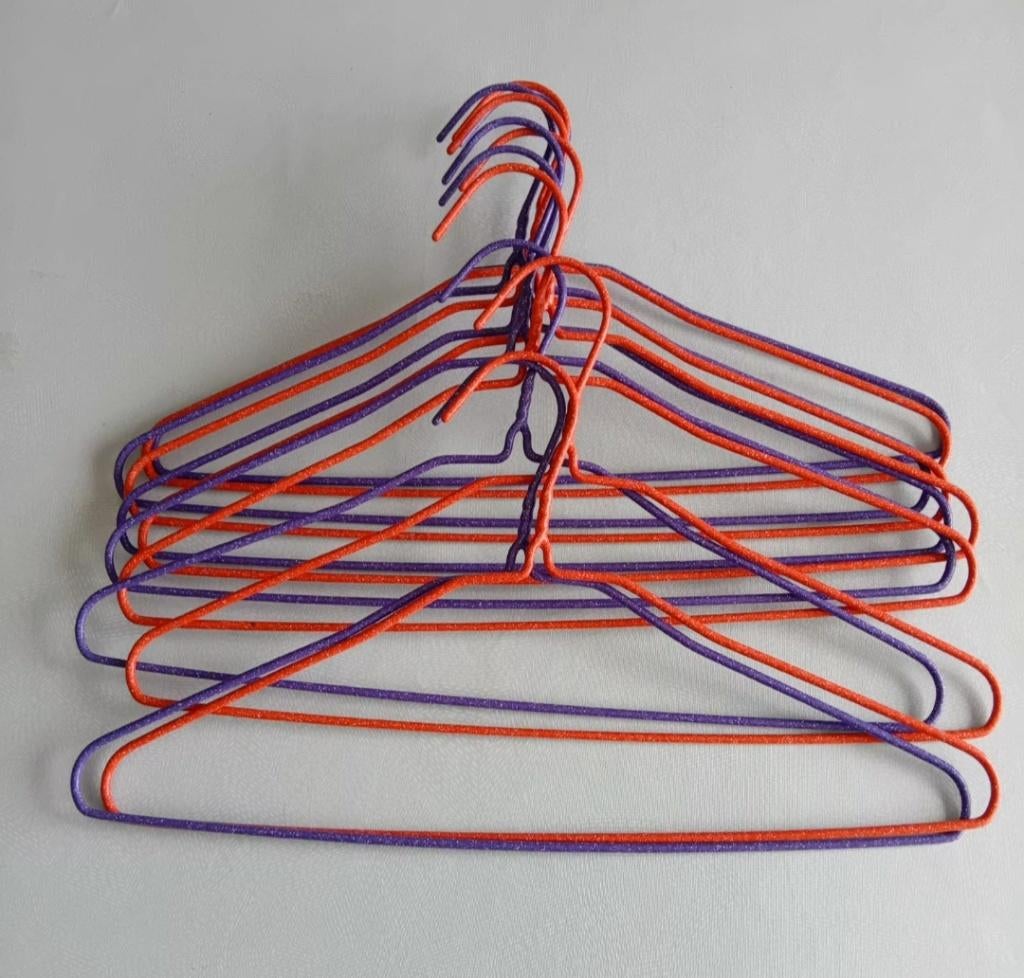 12 Gekleurde, metalen kleerhangers., Ophalen of Verzenden, Zo goed als nieuw