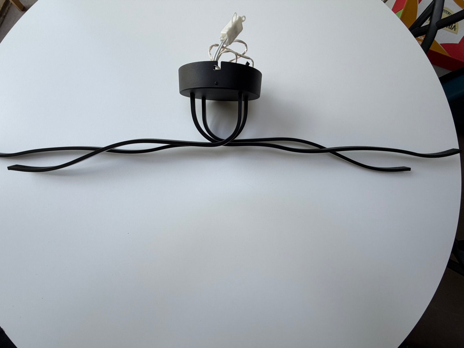 Plafonnier LED noir moderne avec 3 bras lumineux ondulés, Maison & Meubles, Enlèvement ou Envoi, Comme neuf, Plafonnier