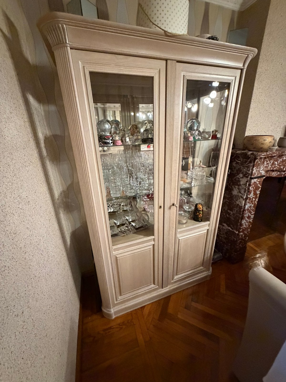 Vitrine en bois massif avec portes vitrées – Excellent état, Maison & Meubles, Enlèvement, Comme neuf