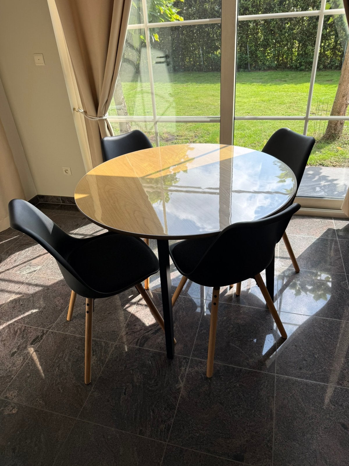 Ronde tafel en 4 stoelen, Ophalen, Zo goed als nieuw