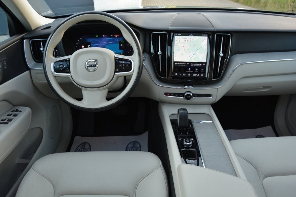 Volvo XC60 T6 350PK PHEV Recharge AWD Pano/trekhaak/2023, Auto's, Automaat, Dealer onderhouden, https://public.car-pass.be/vhr/b4d050db-093c-4d3b-a862-4d29d2da2d3a
