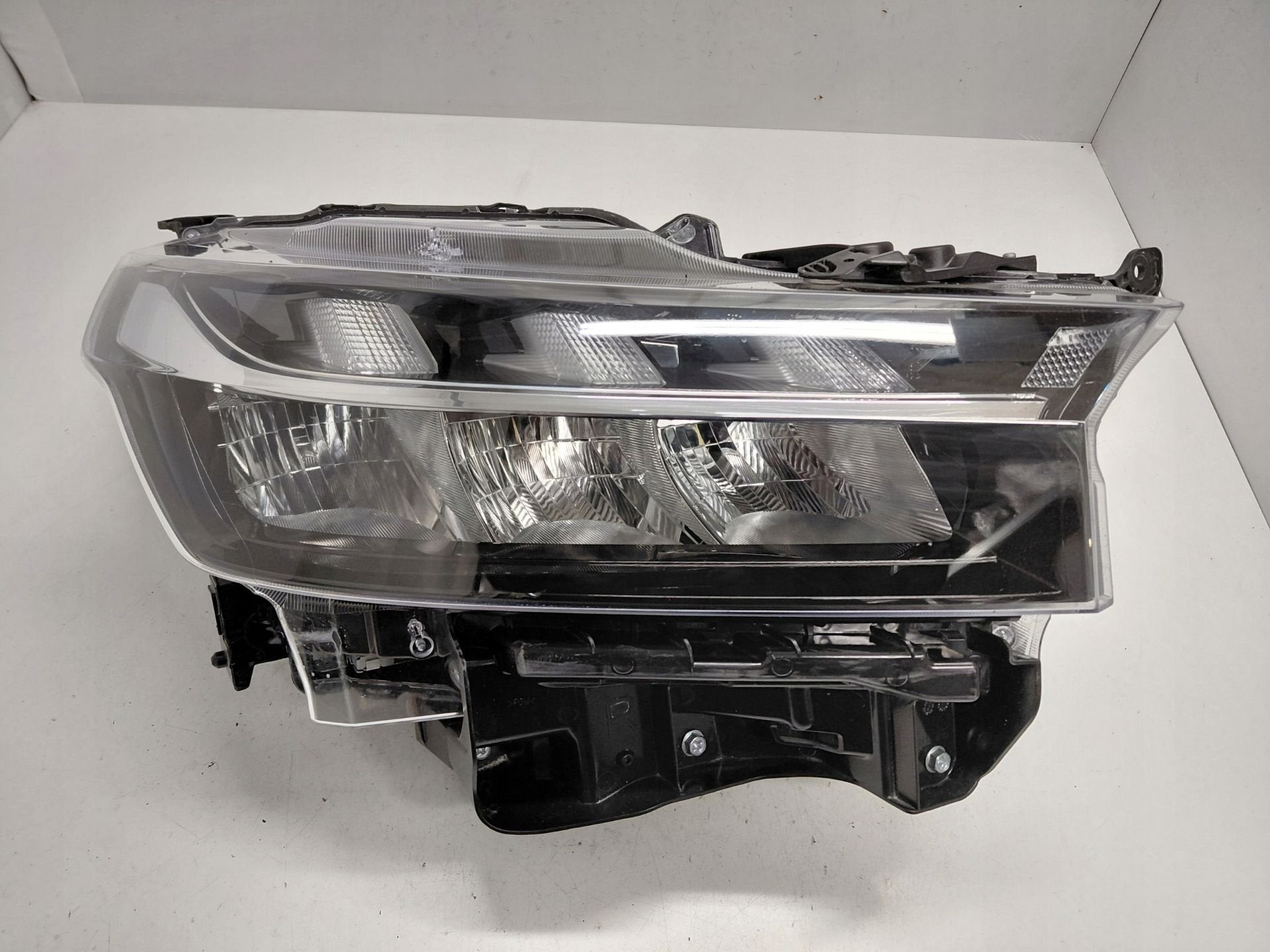 Suzuki SX4 S-Cross Koplamp Stanley, Gebruikt, Info@suzuki.co.jp, Takatsuka-cho, Chuo-ku 300
432-8611  Hamamatsu, Suzuki Motor Corporation