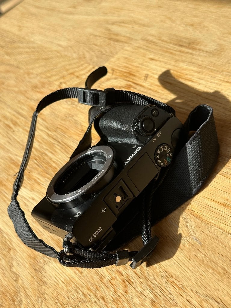 Sony Alpha 6000 défectueux (à réparer), TV, Hi-fi & Vidéo, Sans zoom optique, Enlèvement ou Envoi, Ne fonctionne pas, 24 mégapixels