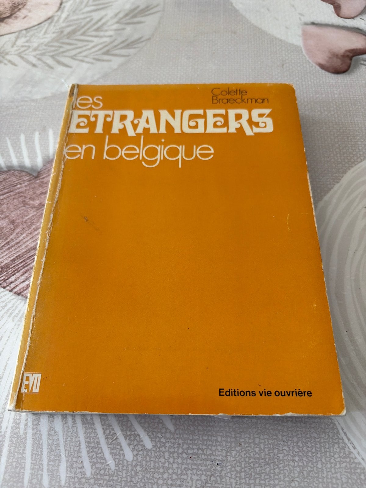 Livre Les Étrangers en Belgique - Colette Braeckman - EVO, Ophalen of Verzenden, Zo goed als nieuw