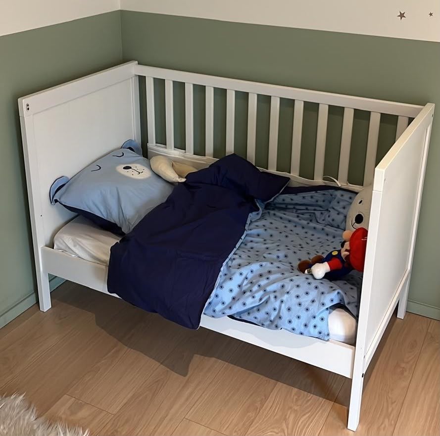 Totaalpakket: baby/peuterbed IKEA, aerosleepmatras,…, Ophalen, Zo goed als nieuw, Ledikant