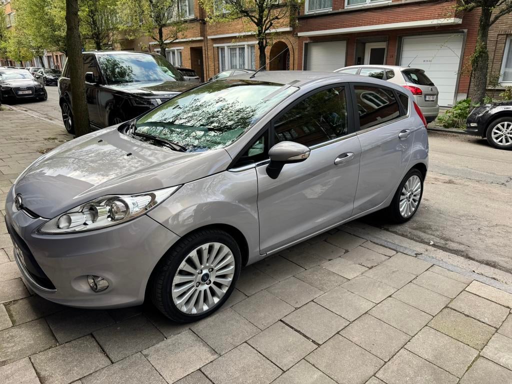 Fiesta 2011 Essence Automatique 73000 km full options, Auto's, Ford, Euro 5, Stof, 4 cilinders, Bedrijf