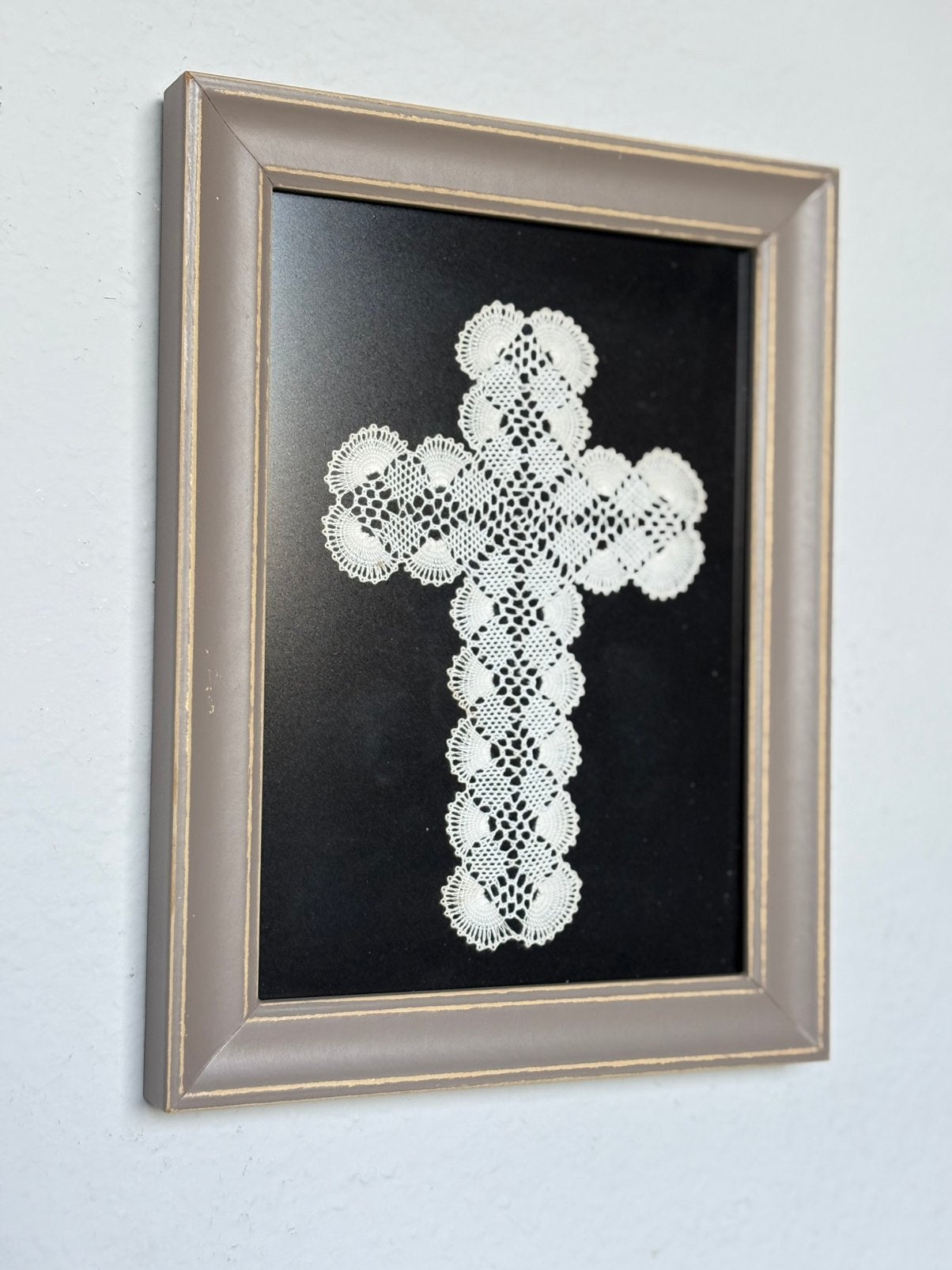 Croix en dentelle au crochet rayée 13x18 cm (Deknudt), Fait main, Enlèvement ou Envoi, 13 cm, Comme neuf
