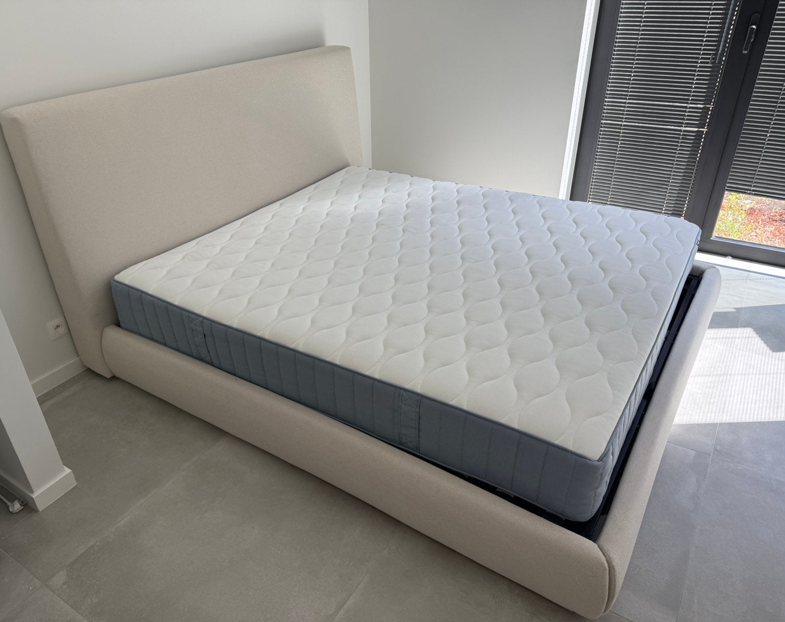 Bed beliani+ matras ikea, Enlèvement, Comme neuf