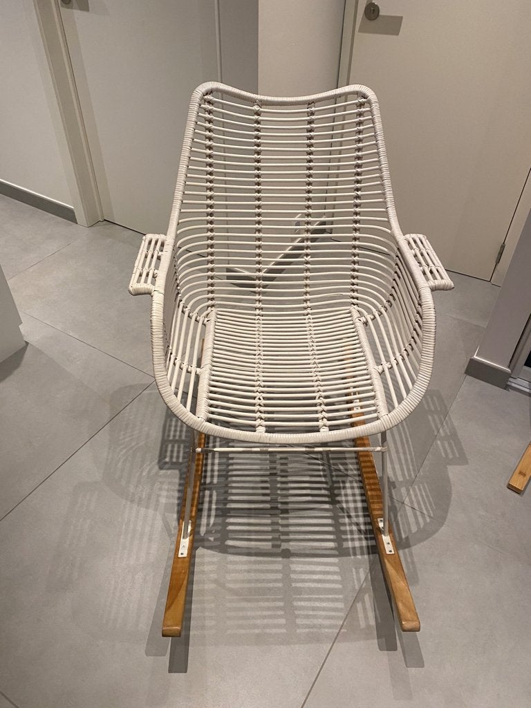 Mooie wit rieten schommelstoel voor op kinderkamer, Ophalen, Overige merken, Zo goed als nieuw, Wit