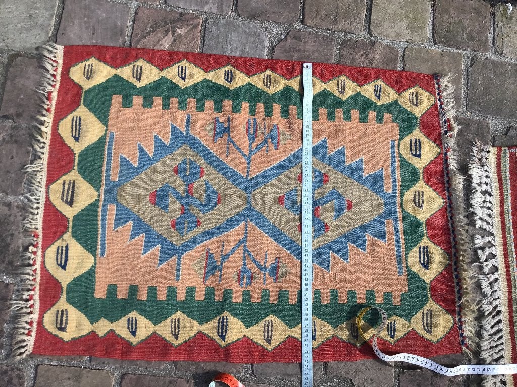 2 kleurrijke tapijten 65cm / 85cm, Huis en Inrichting, Stoffering | Tapijten en Vloerkleden, Ophalen, Gebruikt, 50 tot 100 cm