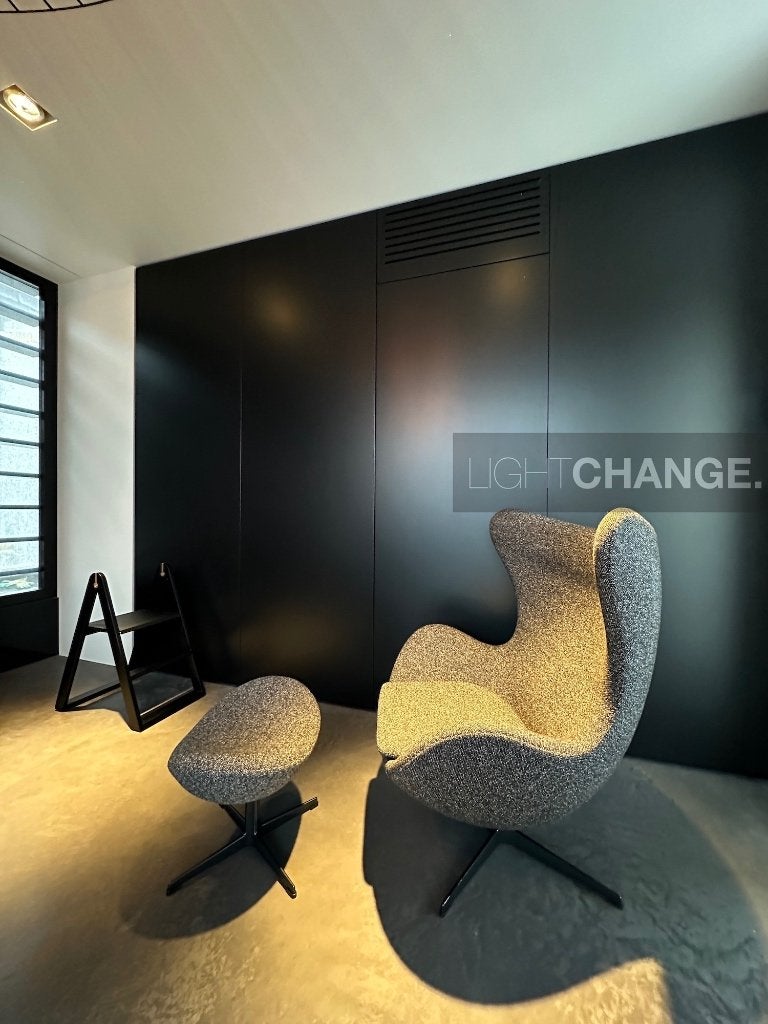 Fritz Hansen EGG Chair + Footstool, stof leder NIEUW in doos, Huis en Inrichting, Stoelen, Ophalen, Nieuw, Leer, High-end Furniture
