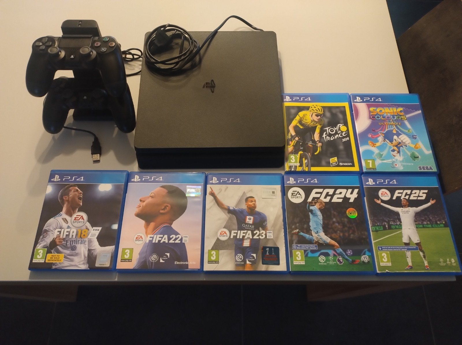 Playstation 4 + laadstation + controllers + 7 games, Games en Spelcomputers, Spelcomputers | Sony PlayStation 4, Ophalen