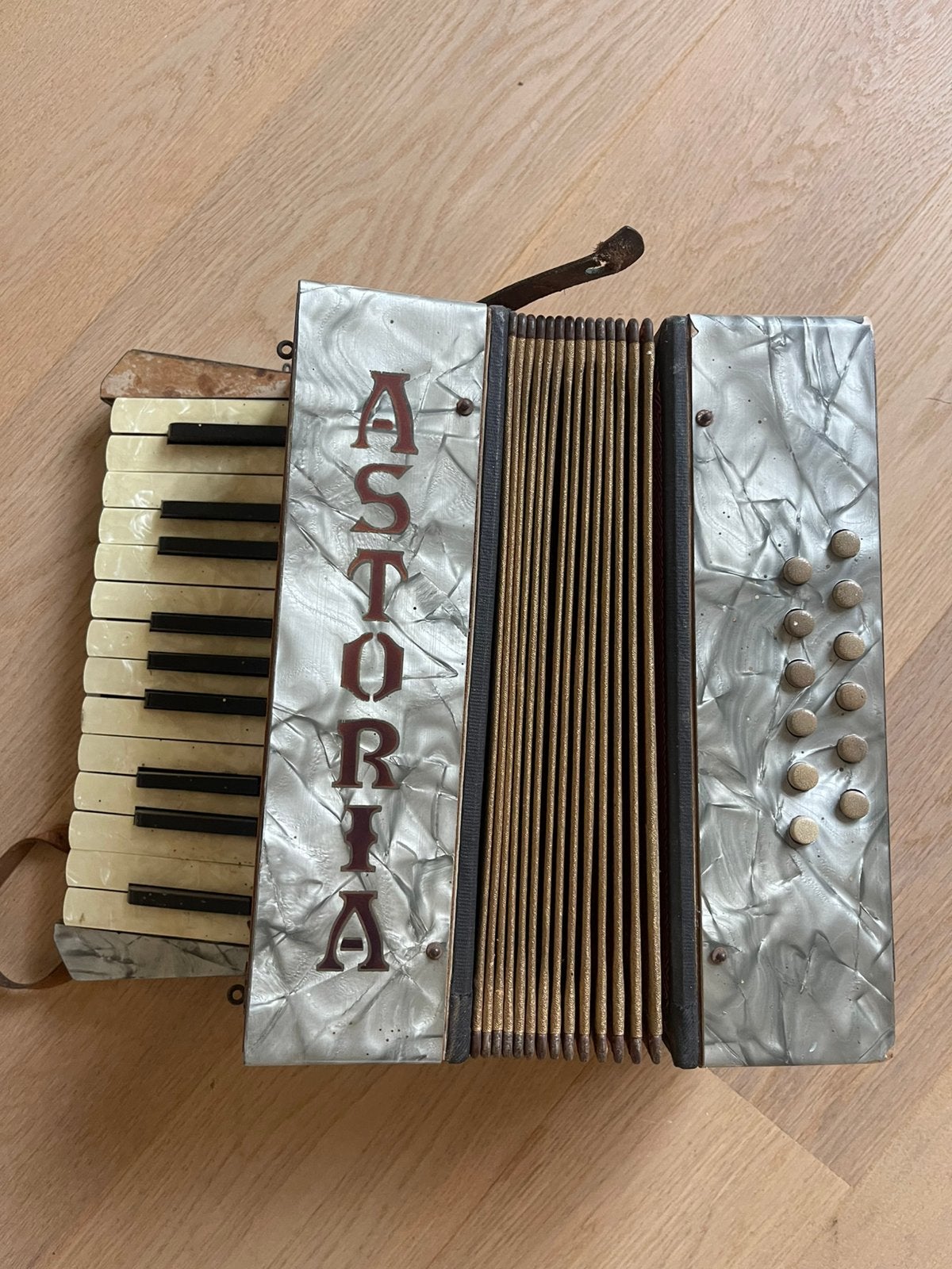 Antieke accordeon, Ophalen, Gebruikt