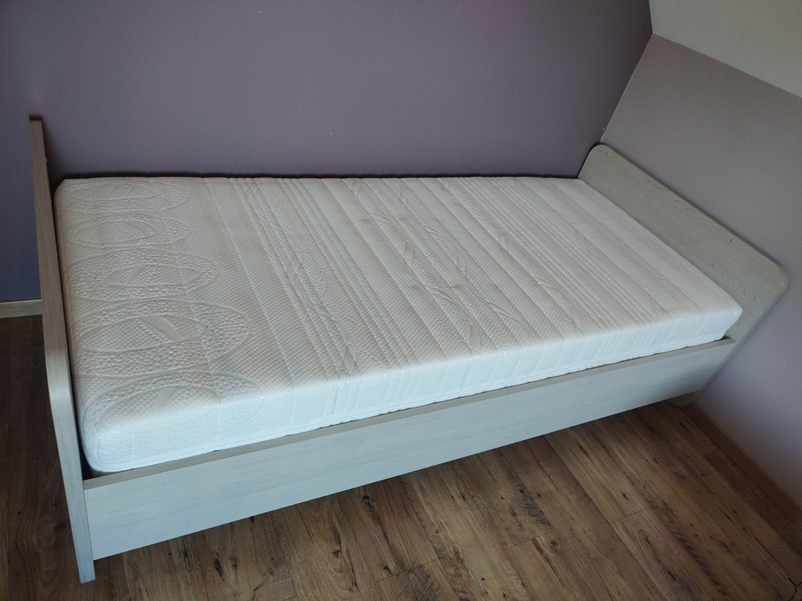 Eenpersoonsbed met matras in zeer goede staat, Huis en Inrichting, Ophalen