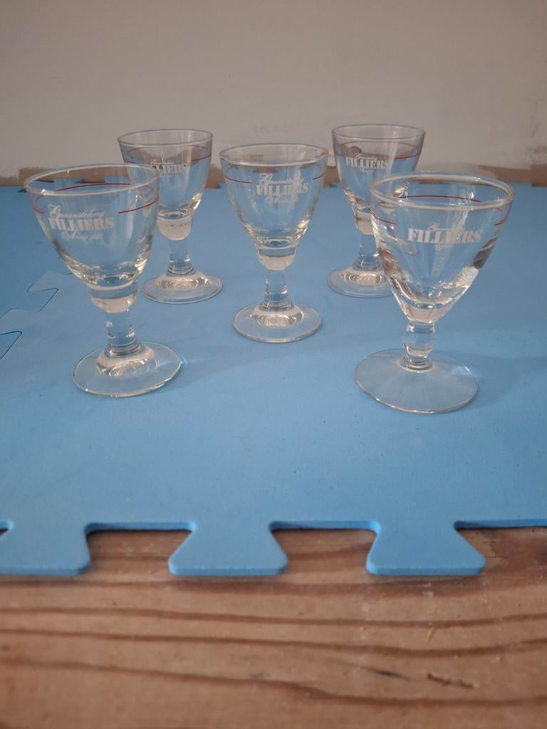5 x jeneverglas Filliers met voetje, Ophalen, Zo goed als nieuw, Borrel- of Shotglas