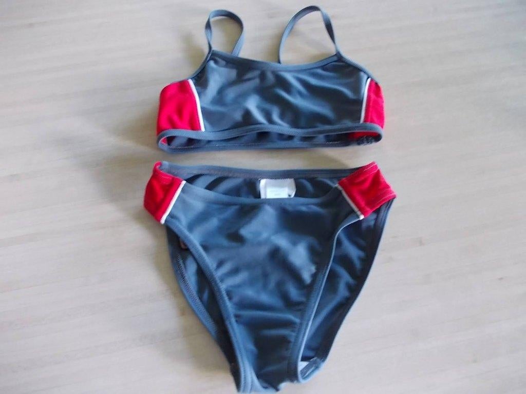 Bikini SCHIESSER maat 104 en Bikini ONLY maat 98-104., Enfants & Bébés, Maillots de bain pour enfants, Enlèvement ou Envoi, Taille 104