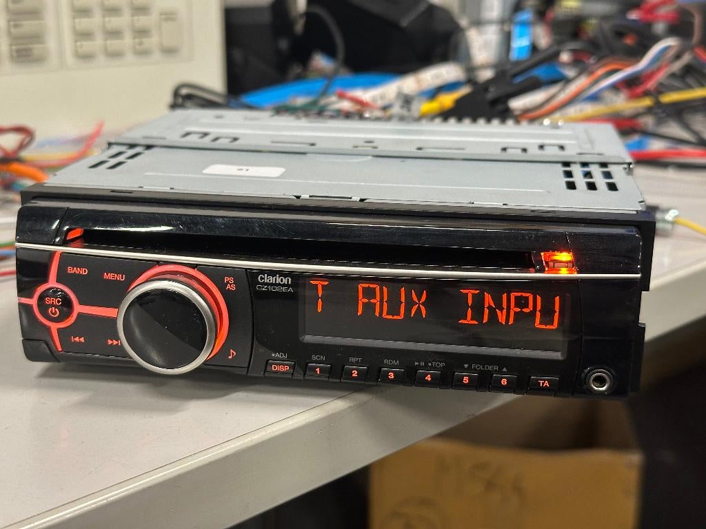Clarion CZ102EA Autoradio-CD-AUX, Ophalen of Verzenden, Zo goed als nieuw