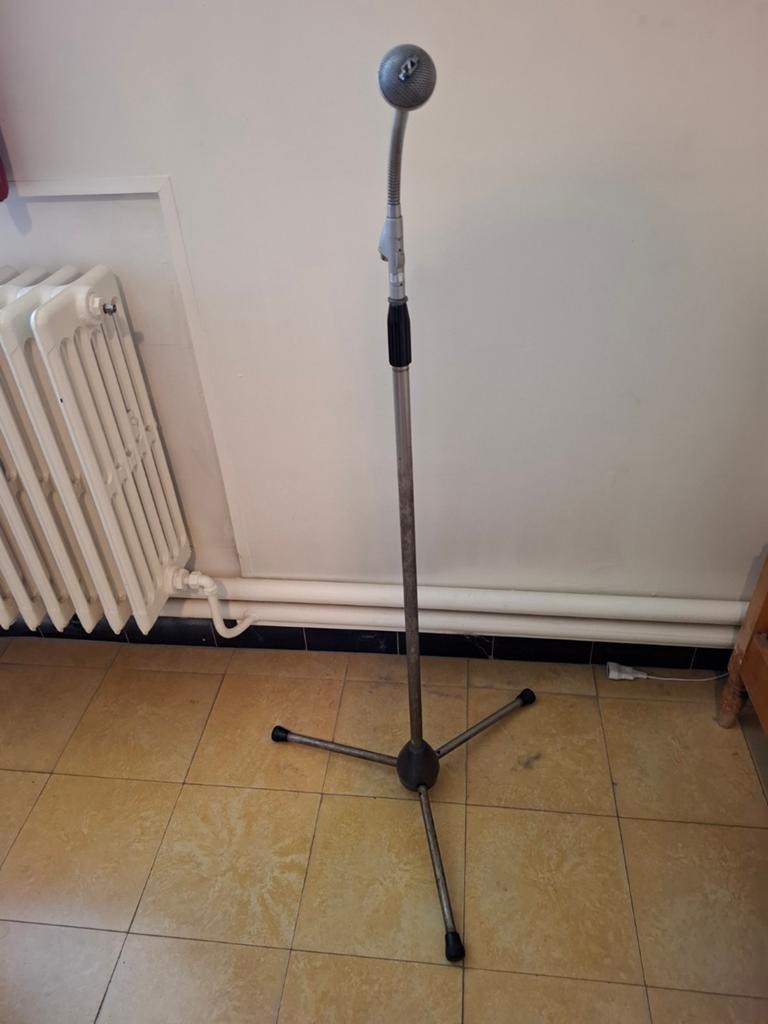 Microphone vintage Siera M111 sur pied d’origine, Antiquités & Art, Enlèvement