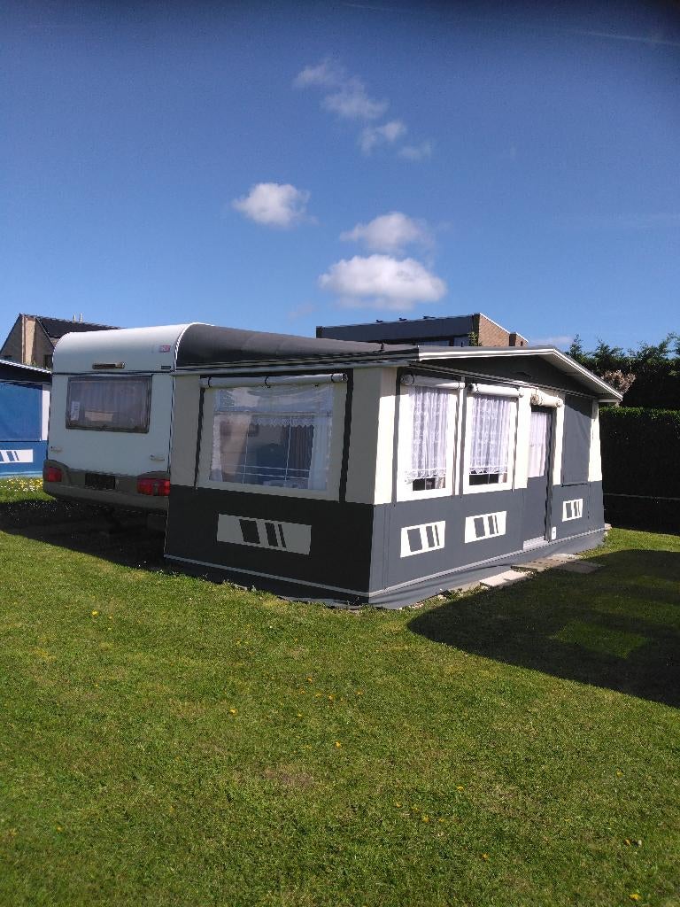 mooie wilk caravan de luxe  met nieuwe  voortent, Caravans en Kamperen, Caravans, 2 aparte bedden, Ringverwarming, Standaardzit