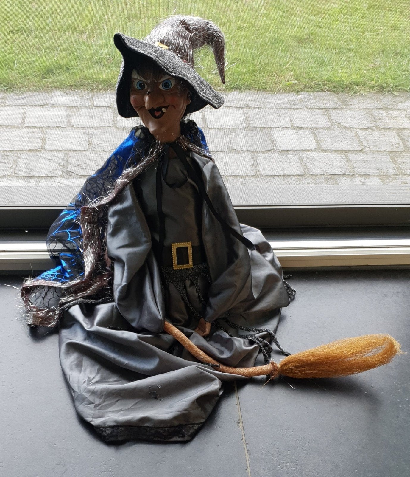 Grote Halloween Heks op Bezemsteel - Decoratie Pop, Ophalen, Zo goed als nieuw