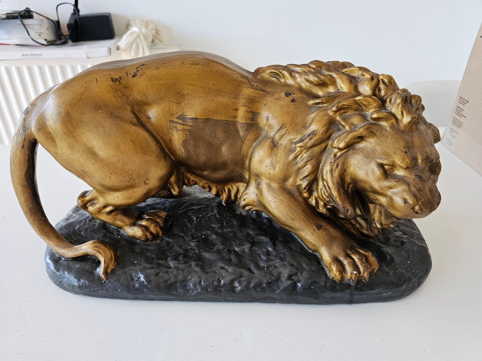 lion ancien en plâtre, Enlèvement