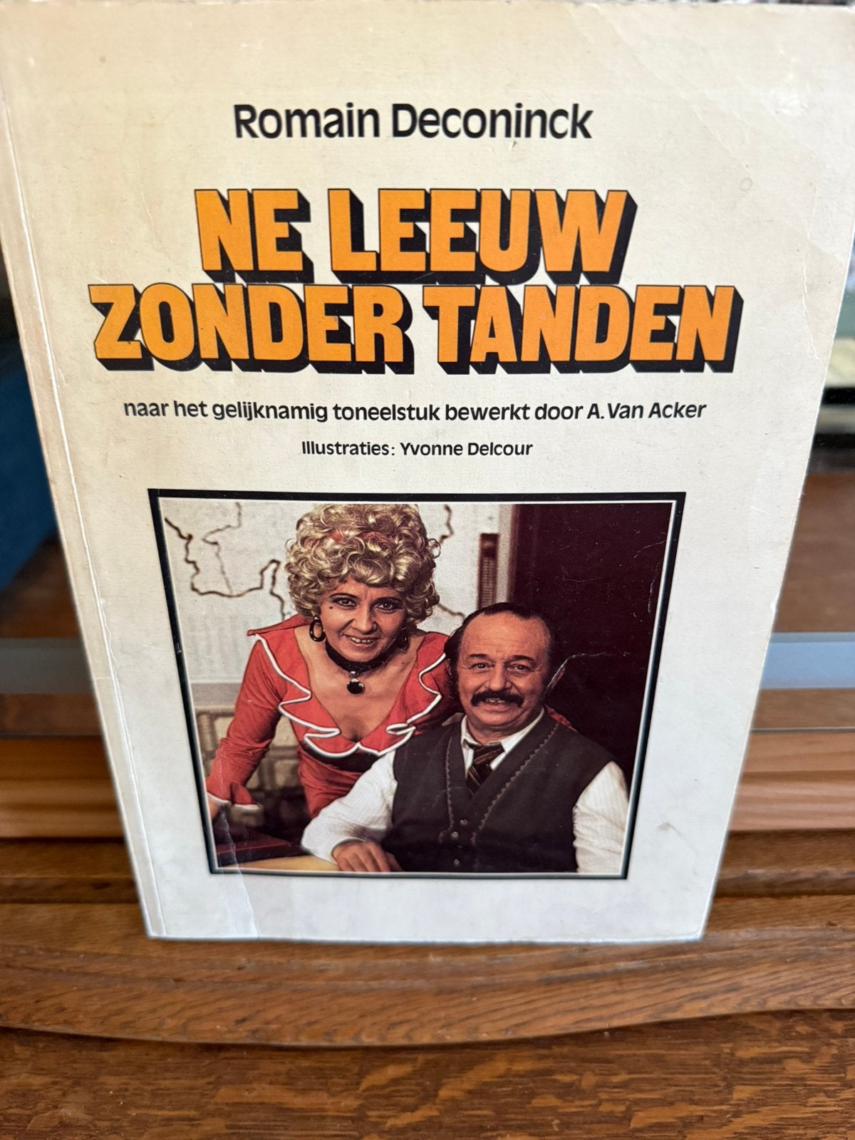 Ne Leeuw Zonder Tanden, Boeken, Humor, Ophalen of Verzenden, Zo goed als nieuw, Cabaret