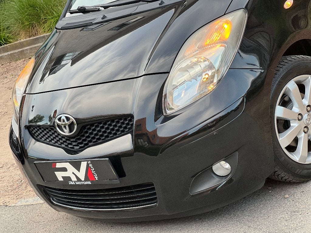 Yaris 1.0i VVT-i Comfort, Auto's, Toyota, Euro 5, Stof, 110 g/km, Zwart