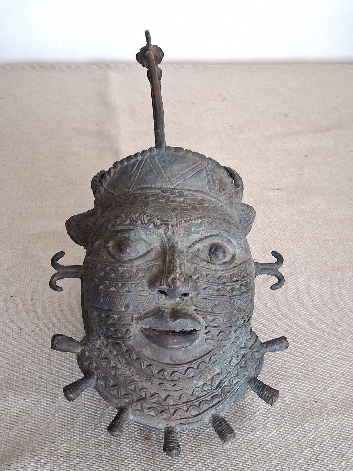 Bronzen masker uit Benin, Antiquités & Art, Art | Art non-occidental, Enlèvement ou Envoi