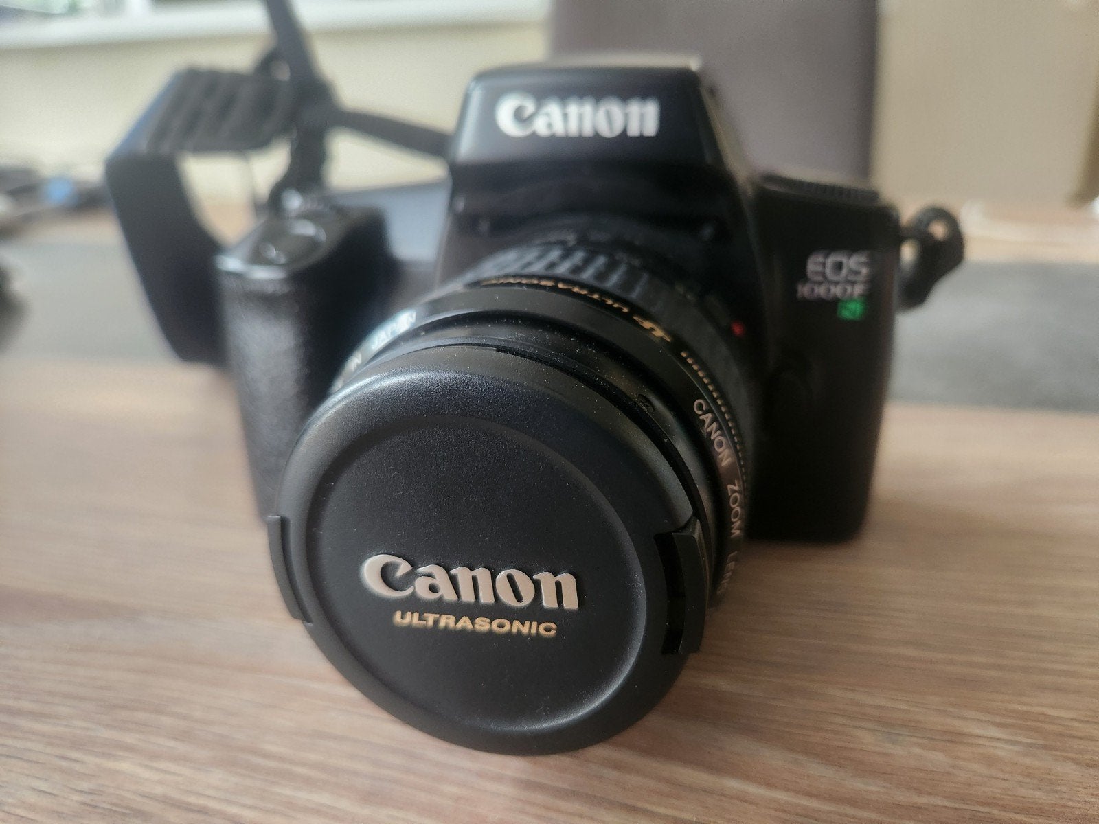 Camera met draagtas, Ophalen