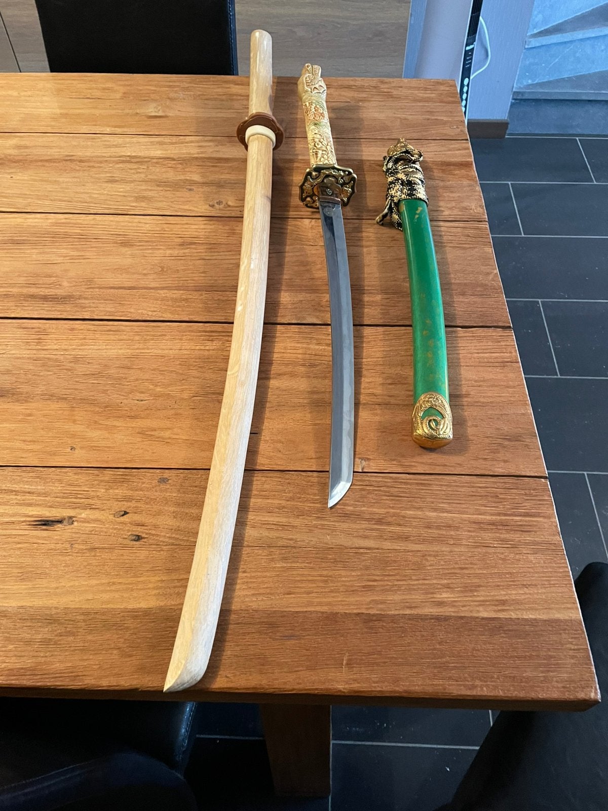 Kort samoerai zwaard katana en houten oefen zwaard, Ophalen, Zo goed als nieuw