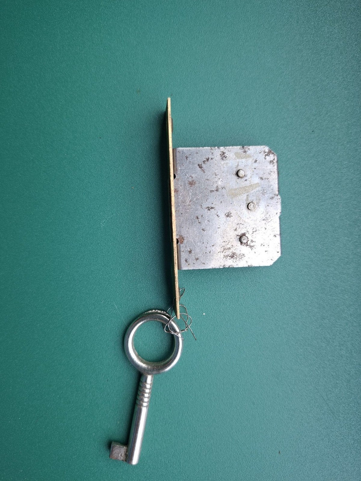 Meubel slotje, Ophalen
